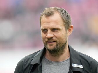 Trainer Bo Svensson und seine Mainzer gewannen den umstrittenen Test gegen Newcastle United mit 1:0. Trainer Bo Svensson und seine Mainzer gewannen den umstrittenen Test gegen Newcastle United mit 1:0.