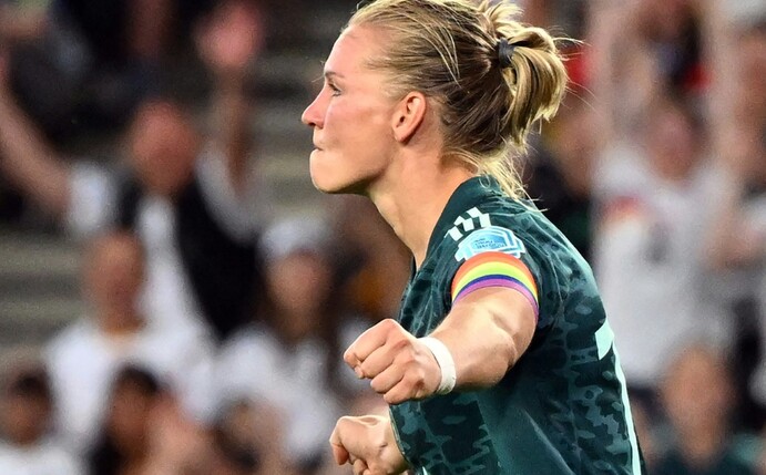 Kapitänin Alexandra Popp hat sich am freien EM-Tag der deutschen Fußballerinnen in London eine tierische Ablenkung geg