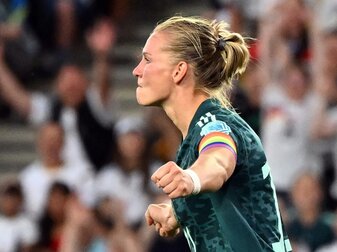Kapitänin Alexandra Popp hat sich am freien EM-Tag der deutschen Fußballerinnen in London eine tierische Ablenkung geg Kapitänin Alexandra Popp hat sich am freien EM-Tag der deutschen Fußballerinnen in London eine tierische Ablenkung geg