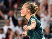Kapitänin Alexandra Popp hat sich am freien EM-Tag der deutschen Fußballerinnen in London eine tierische Ablenkung geg
