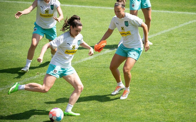 Steht vor ihrem 100. Länderspiel: Sarah Zadrazil (l.u.).