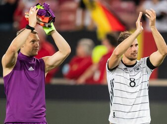 Die Nationalspieler Manuel Neuer (l) und Leon Goretzka bedanken sich nach einem Spiel bei den Fans. Die Nationalspieler Manuel Neuer (l) und Leon Goretzka bedanken sich nach einem Spiel bei den Fans.