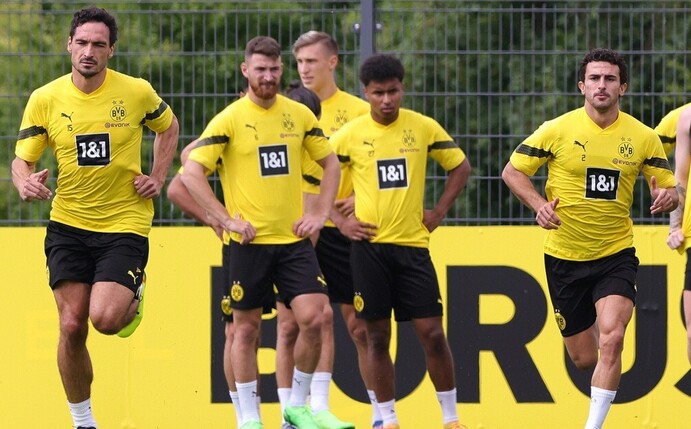 Borussia Dortmund hat sich beim öffentlichen Training am Dienstag um etwas Normalität bemüht.