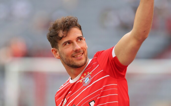 Das operierte linke Knie steckt in einem weißen Stützstrumpf, doch Leon Goretzka kann schon wieder lächeln.