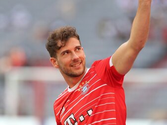 Das operierte linke Knie steckt in einem weißen Stützstrumpf, doch Leon Goretzka kann schon wieder lächeln. Das operierte linke Knie steckt in einem weißen Stützstrumpf, doch Leon Goretzka kann schon wieder lächeln.