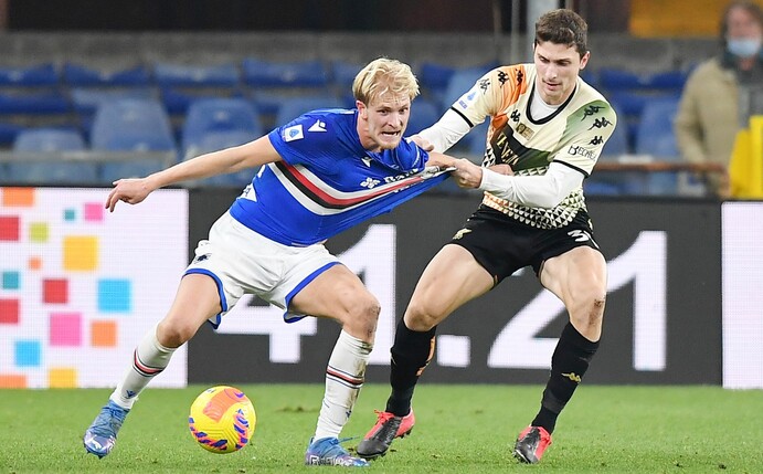 Sampdorias Morten Thorsby (l) im Zweikampf mit Venezias Mattia Caldara.