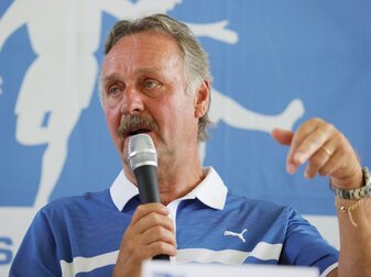 Der ehemalige Bundesliga-Coach Peter Neururer würde hierzulande nur noch zwei Vereine übernehmen. Der ehemalige Bundesliga-Coach Peter Neururer würde hierzulande nur noch zwei Vereine übernehmen.