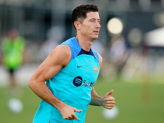 Neues Gewand: Robert Lewandowski bei seinem ersten Auftritt für den FC Barcelona. Neues Gewand: Robert Lewandowski bei seinem ersten Auftritt für den FC Barcelona.
