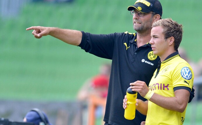 Mario Götze (r) und Jürgen Klopp pflegen weiterhin ein freundschaftliches Verhältnis: Der Trainer und der Spieler 2012.