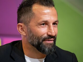 Hat kein Verständnis für das Verhalten von Ex-Bayern-Torjäger Robert Lewandowski: Hasan Salihamidzic. Hat kein Verständnis für das Verhalten von Ex-Bayern-Torjäger Robert Lewandowski: Hasan Salihamidzic.