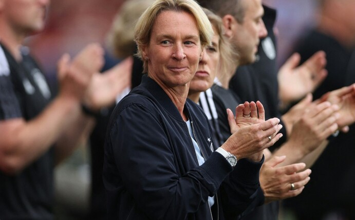 Fußball-Bundestrainerin Martina Voss-Tecklenburg geht das EM-Viertelfinale gegen Österreich mit reichlich Selbstvertra