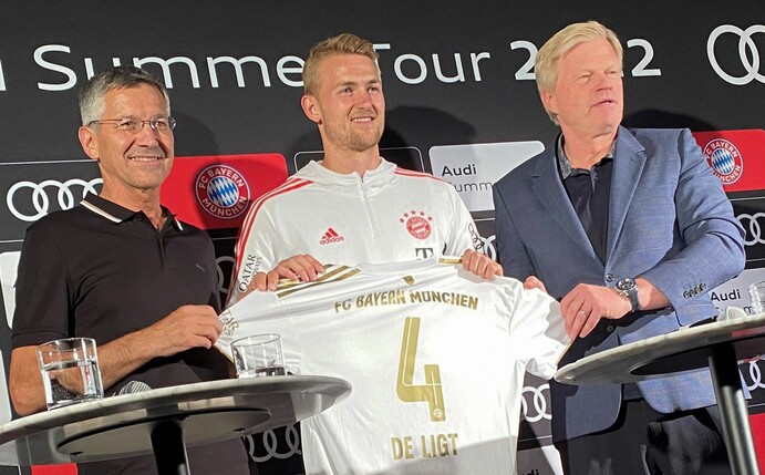 Bei einem Medientermin des FC Bayern wird Neuzugang Matthijs de Ligt (M) von Vorstandschef Kahn (r) und Präsident Hainer vorgestellt.