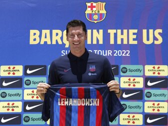 Robert Lewandowski ist in Florida offiziell als neuer Spieler des FC Barcelona vorgestellt worden und hat dabei seinen H Robert Lewandowski ist in Florida offiziell als neuer Spieler des FC Barcelona vorgestellt worden und hat dabei seinen H