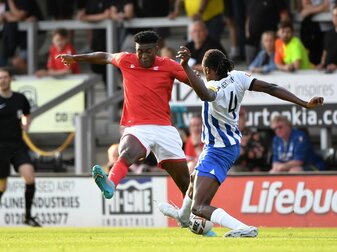 Taiwo Awoniyi (l) von Nottingham Forest und Dedryck Boyata von Hertha BSC gehen zum Ball. Taiwo Awoniyi (l) von Nottingham Forest und Dedryck Boyata von Hertha BSC gehen zum Ball.