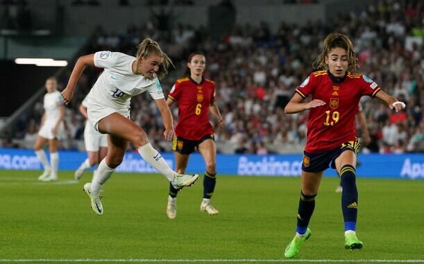 Georgia Stanway (l) schoss England gegen Spanien zum Sieg.