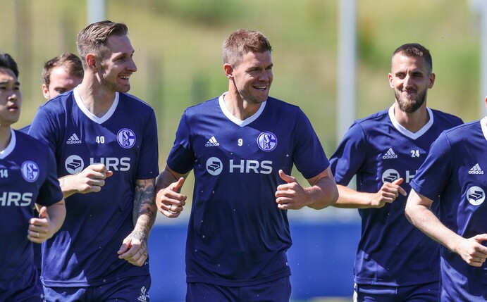 Schalkes Sebastian Polter läuft bei einer Laufeinheit neben Simon Terodde und Dominick Drexler (l-r).