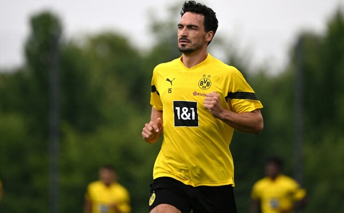 Mats Hummels hält sich für das Auslaufen seines Vertrages beim Fußball-Bundesligisten Borussia Dortmund im nächsten 