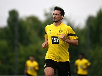 Mats Hummels hält sich für das Auslaufen seines Vertrages beim Fußball-Bundesligisten Borussia Dortmund im nächsten Mats Hummels hält sich für das Auslaufen seines Vertrages beim Fußball-Bundesligisten Borussia Dortmund im nächsten