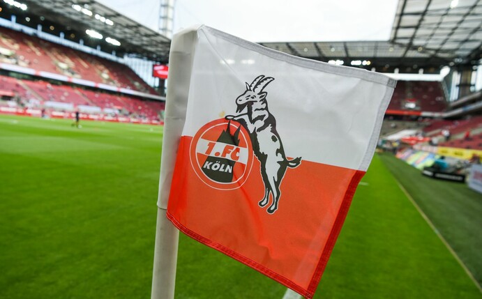 Auf einer Eckfahne im RheinEnergieStadion ist das Logo des 1. FC Köln zu sehen.