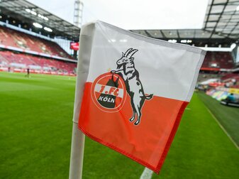 Auf einer Eckfahne im RheinEnergieStadion ist das Logo des 1. FC Köln zu sehen. Auf einer Eckfahne im RheinEnergieStadion ist das Logo des 1. FC Köln zu sehen.