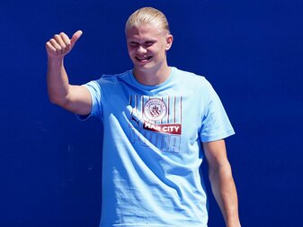 Star-Stürmer Haaland wird bei Manchester City wie zuvor bei Borussia Dortmund die Nummer 9 tragen. Star-Stürmer Haaland wird bei Manchester City wie zuvor bei Borussia Dortmund die Nummer 9 tragen.