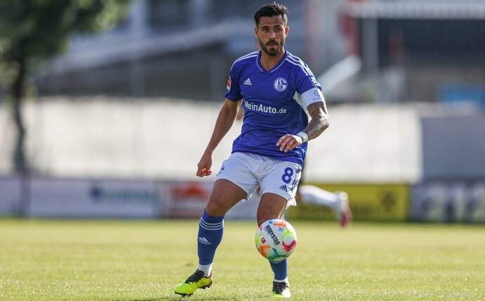 Bundesliga-Rückkehrer FC Schalke 04 geht auch in die kommende Saison mit Danny Latza als Spielführer in die Spielzeit.
