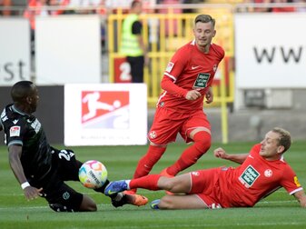 Fußball-Zweitligist 1. FC Kaiserslautern muss wegen einer Knieverletzung mehrere Wochen ohne Neuzugang Ben Zolinski aus