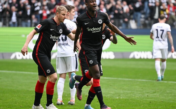 Läuft Frankfurt's Evan Ndicka (r) bald für Mailand auf?