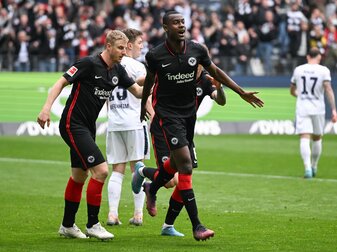 Läuft Frankfurt's Evan Ndicka (r) bald für Mailand auf? Läuft Frankfurt's Evan Ndicka (r) bald für Mailand auf?
