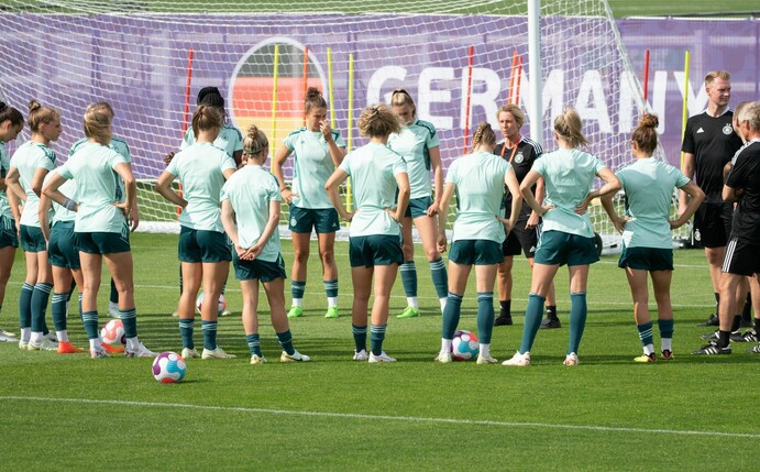 Die DFB-Frauen laufen im Viertelfinale gegen Österreich zu Ehren von Uwe Seeler mit Trauerflor auf.