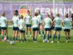 Die DFB-Frauen laufen im Viertelfinale gegen Österreich zu Ehren von Uwe Seeler mit Trauerflor auf.