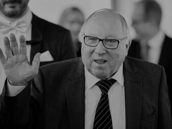 Der frühere Fußball-Nationalspieler Wolfgang Weber sieht in seinem ehemaligen DFB-Teamkollegen Uwe Seeler ein Paradebe Der frühere Fußball-Nationalspieler Wolfgang Weber sieht in seinem ehemaligen DFB-Teamkollegen Uwe Seeler ein Paradebe