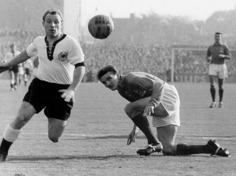 Fußball-Deutschland trauert um Stürmer-Legende Uwe Seeler (l). Fußball-Deutschland trauert um Stürmer-Legende Uwe Seeler (l).