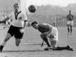 Fußball-Deutschland trauert um Stürmer-Legende Uwe Seeler (l).