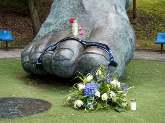 Blumen und Kerzen liegen an der überdimensionalen Bronzeskulptur vom rechten Fuß Seelers in Hamburg. Blumen und Kerzen liegen an der überdimensionalen Bronzeskulptur vom rechten Fuß Seelers in Hamburg.