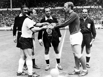 Uwe Seeler (l) und Englands Kapitän Bobby Moore vor dem WM-Finale 1966 in Wembley. Uwe Seeler (l) und Englands Kapitän Bobby Moore vor dem WM-Finale 1966 in Wembley.