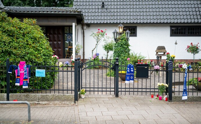 Blumen, Kerzen und HSV-Fanartikel wurden vor dem Wohnhaus der verstorbenen HSV-Legende Uwe Seeler abgelegt.