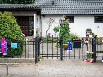 Blumen, Kerzen und HSV-Fanartikel wurden vor dem Wohnhaus der verstorbenen HSV-Legende Uwe Seeler abgelegt. Blumen, Kerzen und HSV-Fanartikel wurden vor dem Wohnhaus der verstorbenen HSV-Legende Uwe Seeler abgelegt.