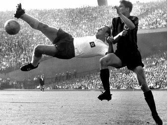 Uwe Seeler (l) erzielte in seiner Fußballer-Laufbahn mehr als 1000 Tore. Uwe Seeler (l) erzielte in seiner Fußballer-Laufbahn mehr als 1000 Tore.