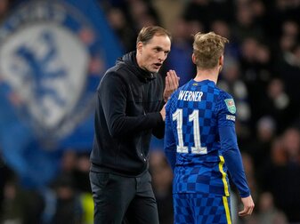Thomas Tuchel (l), Trainer des FC Chelsea, spricht mit Timo Werner während eines Spiels. Thomas Tuchel (l), Trainer des FC Chelsea, spricht mit Timo Werner während eines Spiels.