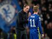 Thomas Tuchel (l), Trainer des FC Chelsea, spricht mit Timo Werner während eines Spiels.