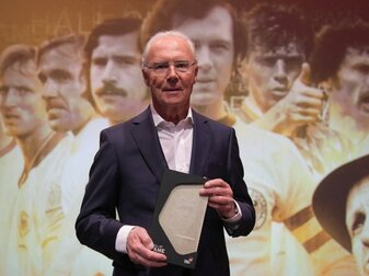 Unter Tränen hat Fußball-Kaiser Franz Beckenbauer den Tod seines langjährigen Nationalmannschafts-Kollegen Uwe Seeler Unter Tränen hat Fußball-Kaiser Franz Beckenbauer den Tod seines langjährigen Nationalmannschafts-Kollegen Uwe Seeler