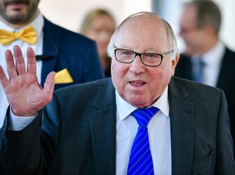 Die Deutsche Fußball Liga (DFL) hat zu Ehren von Uwe Seeler für den kommenden Spieltag der 2. Bundesliga eine Schweige Die Deutsche Fußball Liga (DFL) hat zu Ehren von Uwe Seeler für den kommenden Spieltag der 2. Bundesliga eine Schweige