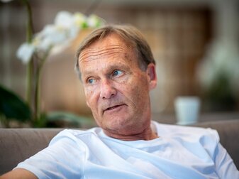 Hans-Joachim Watzke gibt beim Trainingslager des BVB ein Interview. Hans-Joachim Watzke gibt beim Trainingslager des BVB ein Interview.