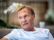 Hans-Joachim Watzke gibt beim Trainingslager des BVB ein Interview.