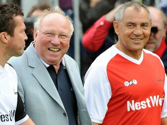 Uwe Seeler (l) und Felix Magath beim «Tag der Legenden» 2009. Uwe Seeler (l) und Felix Magath beim «Tag der Legenden» 2009.