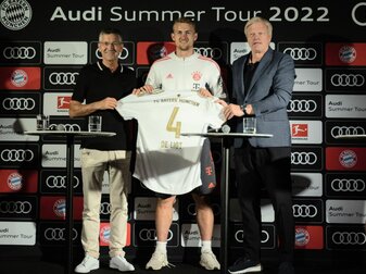 FCB-Vorstandschef Oliver Kahn (r) und Präsident Herbert Hainer (l) bei der Vorstellung von Neuzugang Matthijs de Ligt. FCB-Vorstandschef Oliver Kahn (r) und Präsident Herbert Hainer (l) bei der Vorstellung von Neuzugang Matthijs de Ligt.