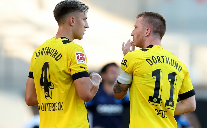 Erste Wochen in Schwarz-Gelb: Schlotterbeck (l.) im Gespräch mit BVB-Kapitän Reus (r.). Foto: Alexander Hassenstein/Getty Images