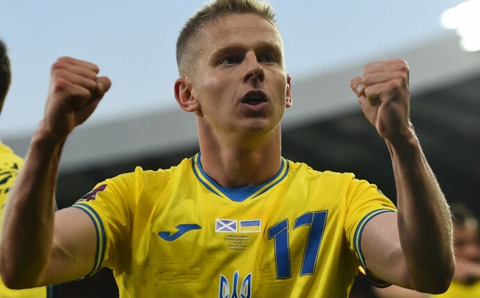 Der englische Fußball-Erstligist FC Arsenal hat wie erwartet den ukrainischen Nationalspieler Oleksandr Sintschenko ver