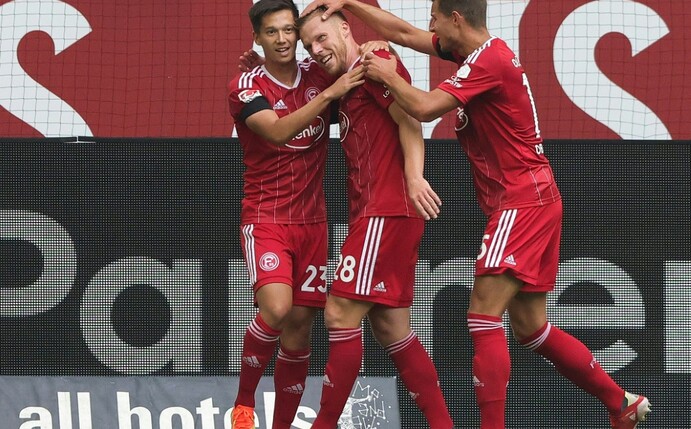 Aufstiegsanwärter Fortuna Düsseldorf ist an die Tabellenspitze der 2. Fußball-Bundesliga gestürmt.